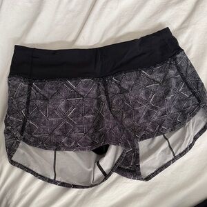 Lululemon Speed Up Low-Rise 2.5in lined Shorts, size 4